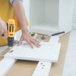 Lodówka przestaje działać, a pralka przecieka – czy naprawiać czy kupić nowy sprzęt?